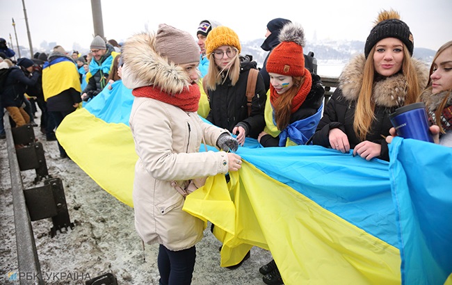 День Соборности: украинцы создали &quot;живую цепь&quot; и развернули национальный флаг (яркий фоторепортаж)